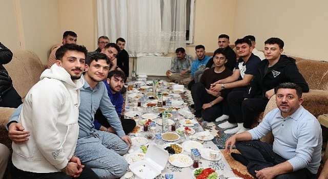 Başkan Rasim Arı Öğrenci Evinde Sahur Yaptı