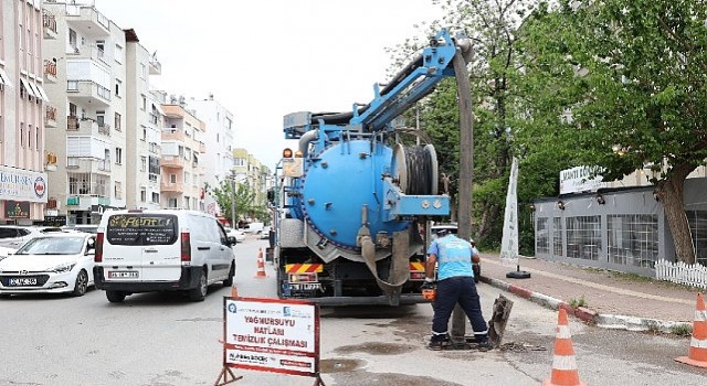 Antalya'da yağmur suyu hattı temizliği sürüyor