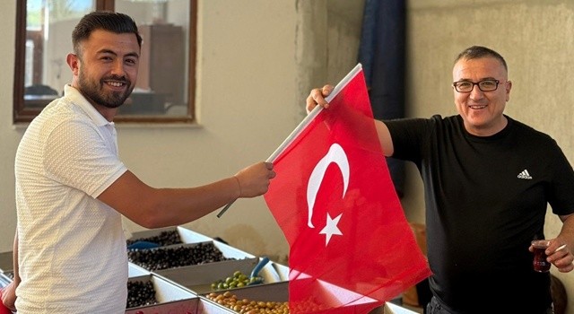 Hisarcık AK Gençlikten üye kaydı ve esnafa Türk bayrağı dağıtımı