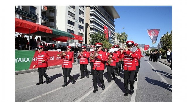 Burası Karşıyaka: İlçe sokaklarında bando şöleni