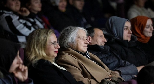 Burası Kartepe: Tiyatro Şöleni Başladı