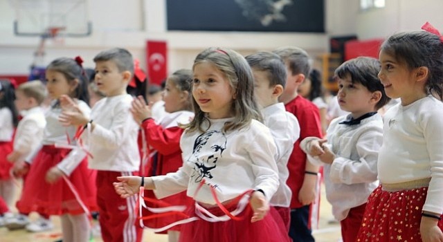 Bayraklı’da 23 Nisan Programları Çocukların Yoğun Katılımıyla Devam Ediyor