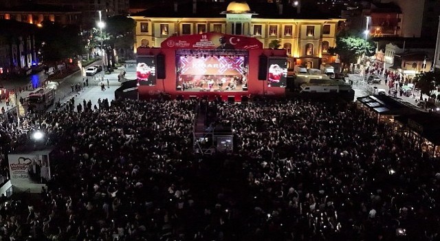 Manisa Cumhuriyet Meydanı’nda Kibariye Fırtınası Esti