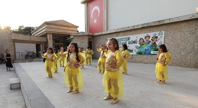 Menderes’te Öğrencilerden Duyarlı Defile