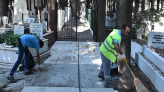 Edremit Belediyesi Mezarlık ve Şehitlikleri Bayrama Hazırladı