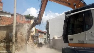 Tehlike arz eden 2 metruk bina yıkıldı