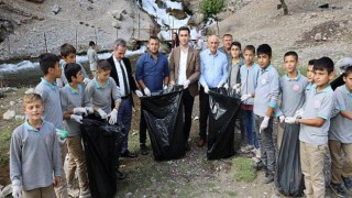 Başkan Öztürk Öğrencilerle Çevre Temizliği Yaptı