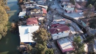 Hatay'da fay hattının geçtiği köy ikiye bölündü, evler yerin dibine 3 metre düştü