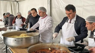 Başkan Dündar, vatandaşlara iftar yemeği dağıttı