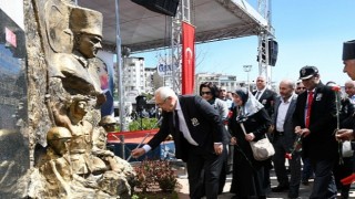 Karabağlar Belediyesi, Çanakkale Deniz Zaferi’nin 108. yıldönümünü ve şehitlerimizi unutmadı.