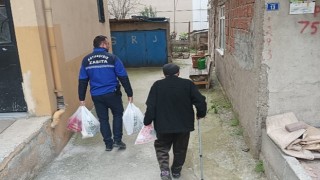 Kocaeli Zabıtası Selahattin Amca ve Güler Teyze’yi yolda bırakmadı