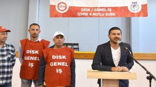 Foça Belediye Başkanı Fatih Gürbüz ve belediye işçileri, 1 Mayıs Emek ve Dayanışma Günü’nde buluştu