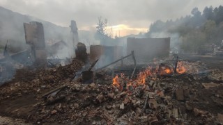 Çorum’da köy yangını: 3 ev ile 6 samanlık yandı