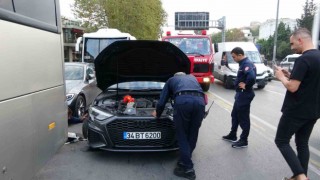 Araç motoruna giren yavru kediyi kurtarmak için seferber oldular