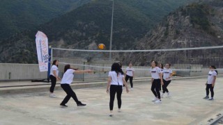 Artvin Deriner Barajı gövdesi üzerinde voleybol oynadılar