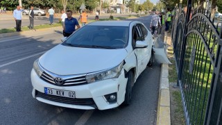 Beton mikseriyle çarpışan otomobilin sürücüsü yaralandı