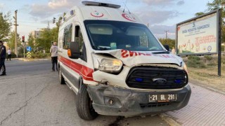 Diyarbakır’da hasta taşıyan ambulans kazaya karıştı: 1 yaralı