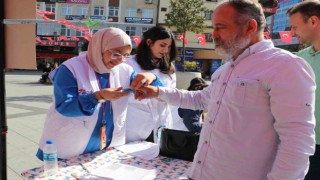 Geleceğin doktorlarından Rize meydanında sağlık taraması