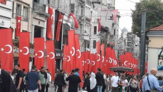 İstiklal Caddesi 100’üncü yıla özel Türk Bayraklarıyla donatıldı