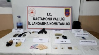 Jandarma ekiplerince bir evde uyuşturucu ve kaçak alkol ele geçirildi