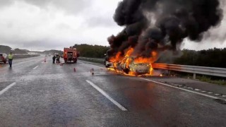 Kuzey Marmara Otoyolu’nda iki otomobil alev topuna döndü: 4 yaralı