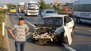 Otomobil bariyerlere çarpıp hurdaya döndü, sürücü...