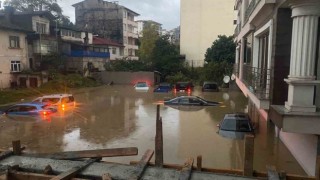 Trabzon’da dere taştı, sokaklar göle döndü