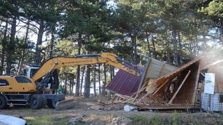 Uludağ Bir Kaçak Yapıdan Daha Temizlendi