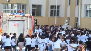 Yangına geldiler, öğrencilerin sevgi seliyle karşılaştılar