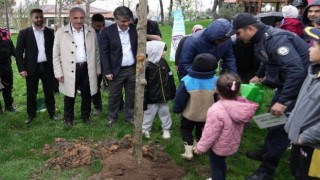 Başkan İsmet Yıldırım şehit çocukları ile birlikte ağaç dikti