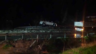 Söke’de sel suları yol kapattı, iki araç yol kenarında askıda kaldı