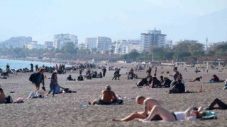 Antalya’da dünyaca ünlü sahilde yılın son yoğunluğu