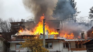 Bolu’da 4 ev alevlere teslim oldu