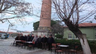 Burhaniye’de camisiz minare mahallenin simgesi oldu