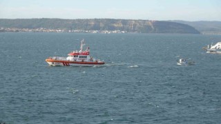 Çanakkale Boğazı’nda sürüklenen balıkçı teknesi, barınağa yanaştırıldı