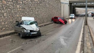 Elazığ’da otomobiller kafa kafaya çarpıştı: 4 yaralı