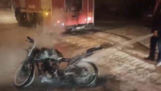 Elazığ’da seyir halindeki motosiklet yandı