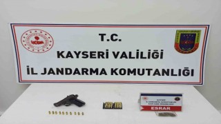 Gazinoda ruhsatsız tabanca ve uyuşturucu ele geçirildi