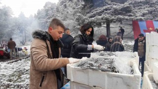 Karlar altında hamsi festivali: 2 ton hamsi tükettiler