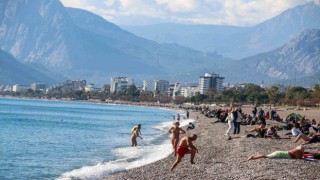 Termometrelerin 19 dereceyi gösterdiği Antalya’da Aralık ayında deniz keyfi