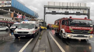 Esenyurt’ta İETT otobüsü yön direğine çarptı: 8 yaralı