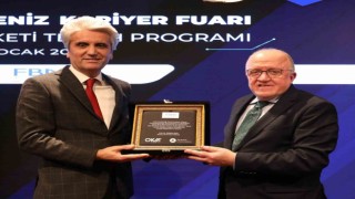 Gençlerin geleceğine yatırım yapanlara plaket