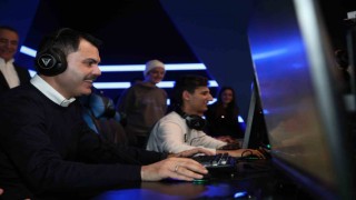 İBB Başkan adayı Murat Kurum, gençlerle play station oynadı