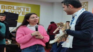 İBB Başkan adayı Murat Kurum’a kedi hediyesi