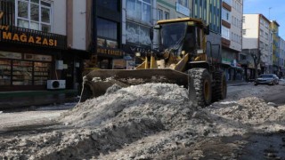 Kars’ta belediyenin karla mücadele mesaisi başladı