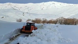 Şemdinli’de yol açma çalışması devam ediyor