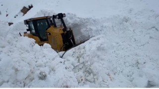 Şırnak’ta kar kalınlığı iş makinasının boyunu aştı