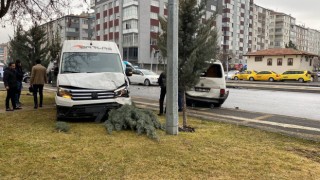 3 araç kaza yaptı, savrulan aracın çarptığı yaya ağır yaralandı