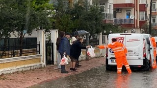 Antalya Büyükşehir Belediyesi sel mağdurlarına sıcak yemek, su ve ekmek yardımı yapıyor