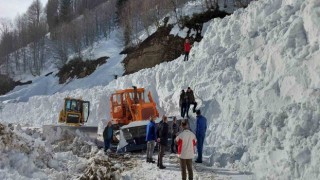 Artvin’de çığ altında kalan iş makinesi 10 gün sonra çıkartıldı